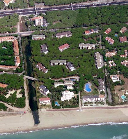 Imagen a�rea de los apartamentos PINE BEACH de Gav� Mar previa a la construcci�n del puente del paseo mar�timo sobre la riera dels Canyars (2009)